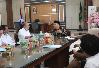 Gubernur Bengkulu Rohidin Mersyah saat melaksanakan Rapat Koordinasi bersama Satker Balai Jalan di Ruang Kerja Gubernur Bengkulu