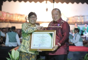 Gus Halim saat menghadiri sekaligus memberi sambutan dalam Pagelaran Wayang Kulit, pada Tasyakuran Hari Bhakti Transmigrasi (HBT) ke-73, di Kabupaten Lampung Timur, Provinsi Lampung, Selasa (12/12/2023).