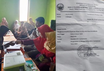 Wali murid menerima pengembalian sumbangan paving SDN 2 Tambakromo disaksikan kepala sekolah,  komite, korwil dan pengawas Dinas Pendidikan kabupaten Blora.