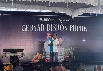 Direktur Keuangan Umum Pupuk Sriwidjaja Palembang Saifullah Lasindrang memberikan sambutan dihadapan para petani Blora.