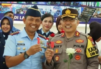 Kapolres Bintan Berikan Kue Ulang Tahun Wujud Solidaritas TNI-Polri     