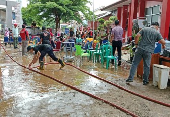 Tim gabungan melaksanakan pembersihan saluran air, (25/2). Sumber foto/video: BPBD Kab. Lampung Selatan