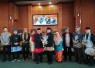 Wali Kota Depok Dr KH Mohammad Idris memberikan bingkisan HUT Kota Depok ke-25, Jum'at (26/4)