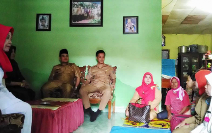 Kepala Dinas Kesehatan Kota Bengkulu Herwan Antoni bersama beberapa pejabat Pemkot mengunjungi Resi (3), balita anak dari pasangan Reza Andrian dan Uci Inda Sari yang menderita penyakit kanker darah hari ini, Selasa (24/1/2017)