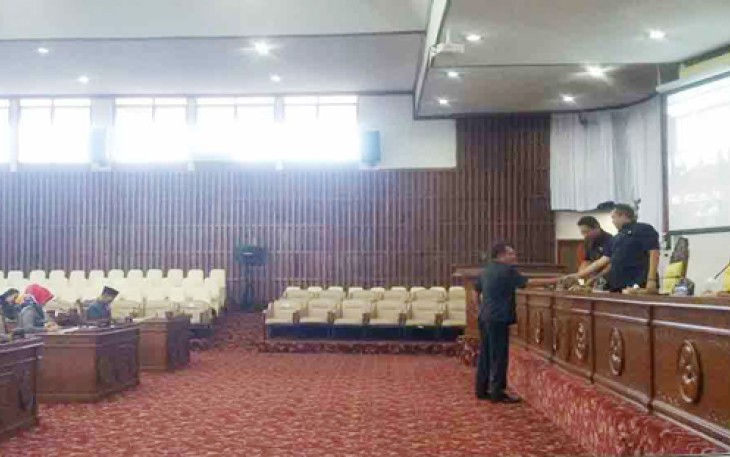 Pimpinan Fraksi bersalaman usai menyampaikan pandangannya