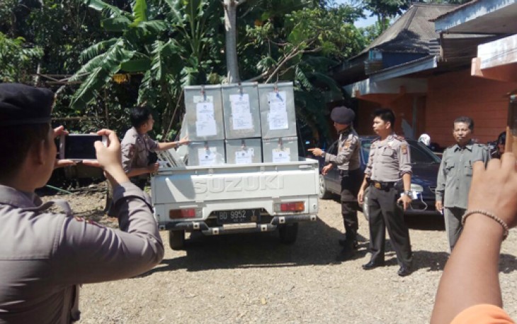 Polisi Kawal Ketat Pemindahan Surat Suara dari PPK Kecamatan Karang Tinggi dan surat suara dari PPK Kecamatan Talang Empat ke Kantor KPU Kabupaten Bengkulu Tengah, Jumat (07/02/2017).