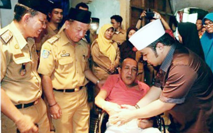 Walikota beri bantuan kursi roda kepada Bren suami dari cik uda yang beralamat di belakang eks Barata.
