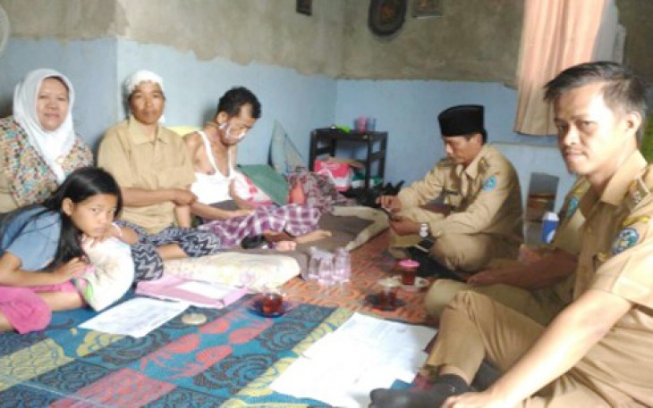 Selasa (31/01/2017) siang, Camat Ratu Agung Subhan Gusti Hendri bersama jajarannya mengunjungi seorang warga yang sejak 4 bulan terakhir sakit parah