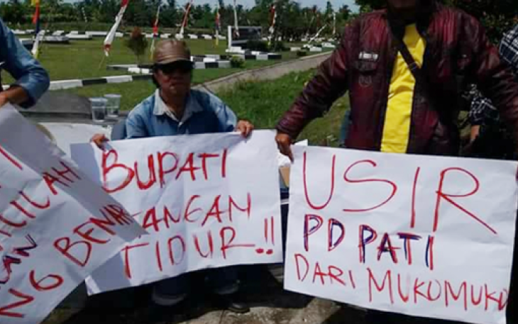 Puluhan massa dari Aliansi Rakyat Menggugat mendemo Bupati Mukomuko Choirul Huda, Jumat (24/2/2017).