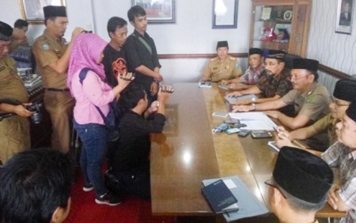 Sekretaris Daerah Kota Bengkulu, Marjon dalam konferensi pers yang digelar di ruangannya, Selasa (07/02/2017).