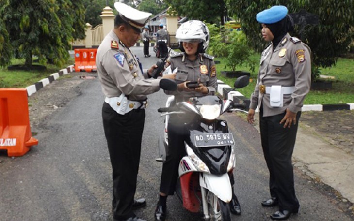 Sat Lantas bersama Seksi Propam Polres Bengkulu Selatan yang dipimpin oleh Kasat Lantas AKP Andrianto, SH bersama Kasi Propam Iptu Yusuf Effendi melaksanakan razia rutin di depan pintu masuk Mapolres Bengkulu Selatan Rabu pagi (01/02/2017).