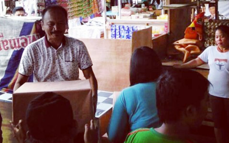 Sekretaris Daerah Kota Bengkulu, Marjon, Jumat (24/02) pagi memberikan bantuan kipas angin untuk pasar tradisional Padang Serai, Kecamatan Kampung Melayu, Kelurahan Sumber Jaya, Kota Bengkulu