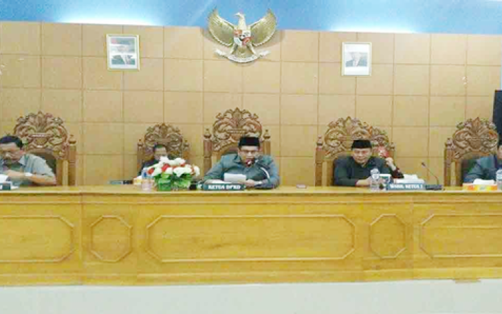 Ketua DPRD Bengkulu Utara Aliantor Harahap, SE Wakil Ketua II Sutrisno, SE , didampingi Wakil Ketua II Parmi, SIP dan Bupati Ir Mian, saat memimpin sidang