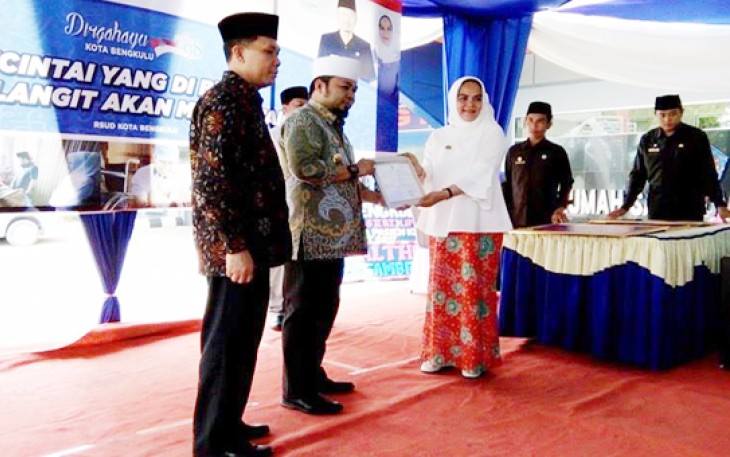 Walikota Helmi Hasan, saat melaunching makan gratis setiap hari Jumat di RSUD Kota Bengkulu bagi keluarga pasien yang tidak mampu dan launching ruang perawatan lantai 3 dan 4 RSUD Kota Bengkulu, Jumat (17/03/2017).