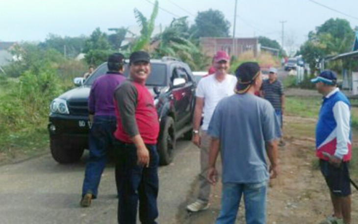 Sekda Kota Bengkulu, Marjon bersama rombongan meninjau gotong royong di RW 5 Kelurahan Bentiring Permai.