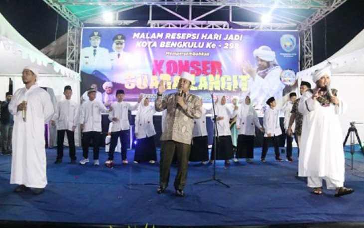 Duet Ustaz Derry Sulaiman bersama Helmi Hasan dalam Konser Suara Langit