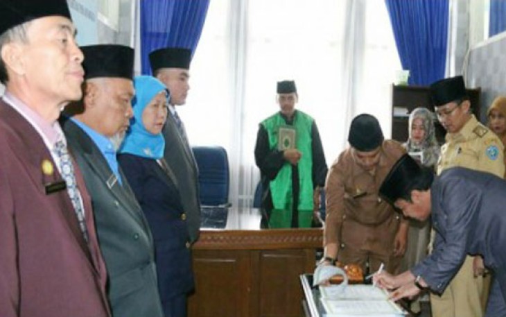 Pelantikan dan pengukuhan tiga pejabat Dukcapil Kota Bengkulu di Ruang Asisten III, Kantor Walikota, Selasa (07/03)