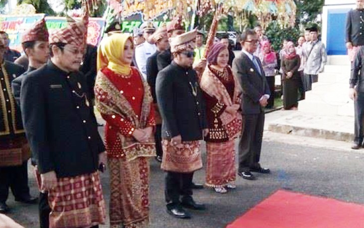 Walikota Helmi Hasan didampingi Wawali Patriana Sosialinda (Kanan), saat menghadiri rapat paripurna istimewa HUT Kota Bengkulu ke 298, Kamis (16/03/2017)