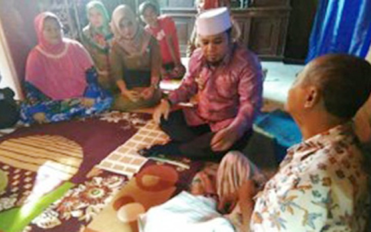 Walikota Helmi Hasan saat menjenguk warganya yang sakit