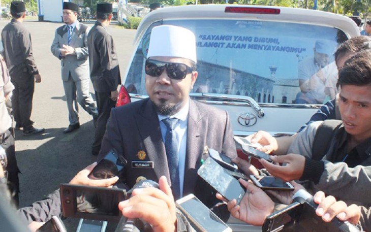 Walikota Helmi Hasan saat diwawancarai awak media usai  memimpin upacara peringatan HUT Kota Bengkulu ke 298 di Halaman Kantor Walikota Bengkulu, Jumat (17/3) kemarin
