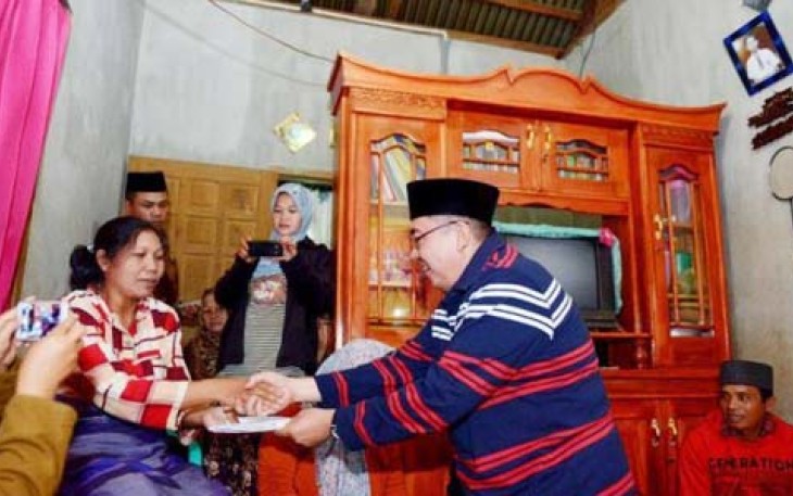 Gubernur Ridwan Mukti saat temui keluarga Aspin di Kaur, Jumat malam (4/4).