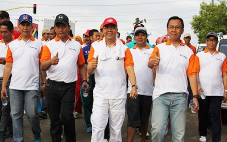 Wakil Gubernur Bengkulu dan Dirut Bank Bengkulu tampak akrab mengikuti jalan santai family day