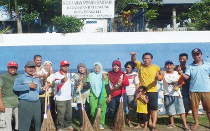 Warga Jalan Sepakat nampak bersemangat gotong royong bersihkan lingkungan, Jumat (14/04/2017) 