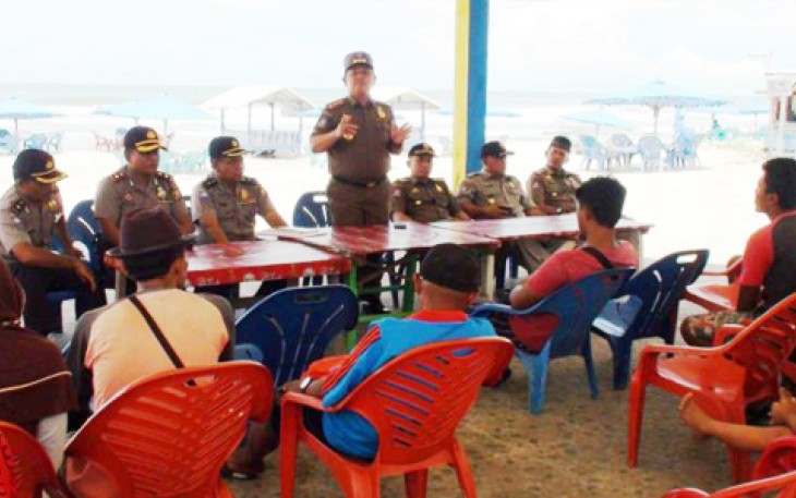 Satuan Polisi Pamong Praja (Satpol PP) Provinsi Bengkulu turun langsung ke lapangan menemui para pedagang objek wisata, Selasa (11/04). 