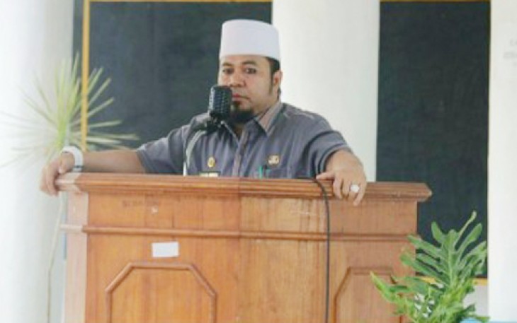 Walikota Bengkulu, Helmi Hasan saat membuka acara silaturahim dan pembagian uang operasional kepada seluruh Ketua RT, Ketua RW, Ketua Adat dan Linmas Kantor Camat Ratu Agung, Selasa (11/4). 