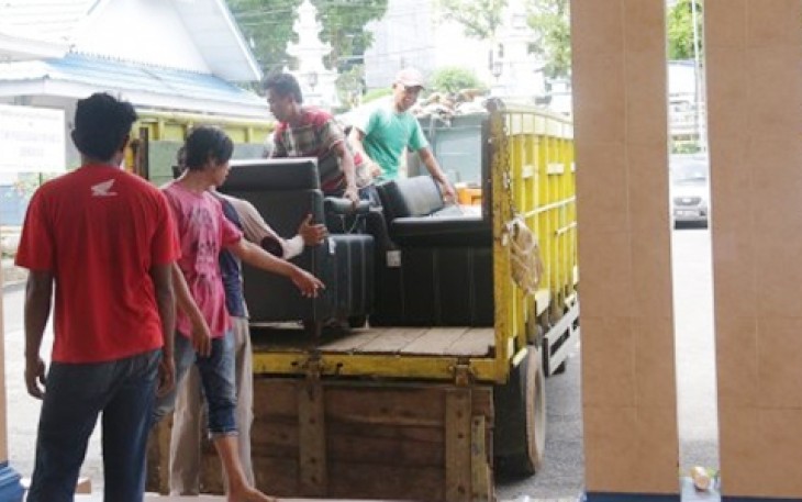 Sejumlah barang diangkut ke Kantor Walikota yang baru di Bentiring