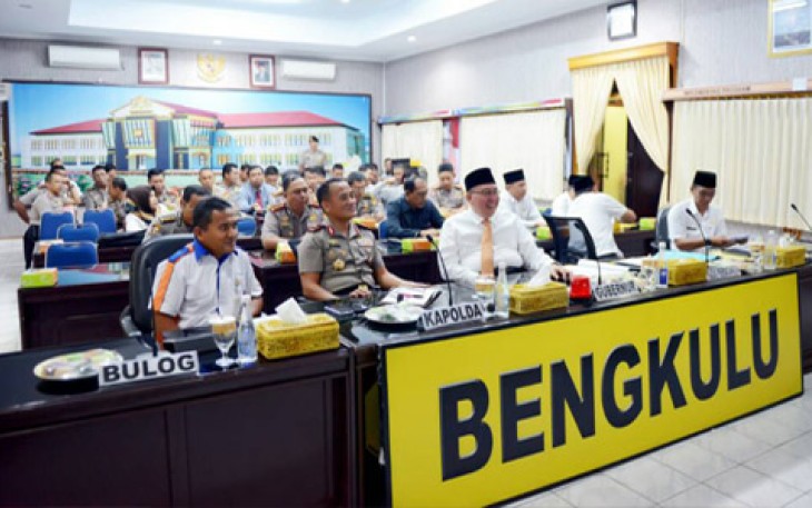 Gubernur Bengkulu, Kapolda dan Kepala Bulog saat menyaksikan video conference.