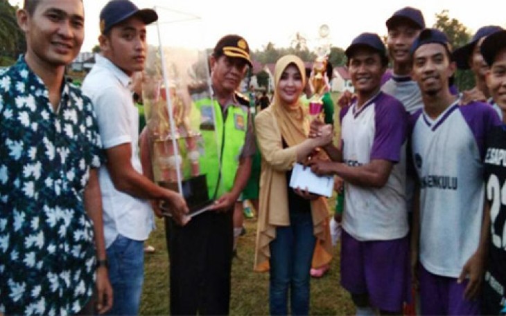Erna Sari Dewi saat memberikan piala terhadap juara 'ESD Cup', Minggu (30/04)