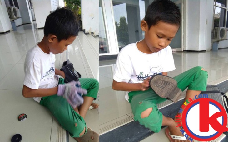 Depri Supriadi saat sedang menyemir sepatu salah seorang PNS di teras belakang kantor Gubernur Bengkulu, Jumat (26/05/2017).