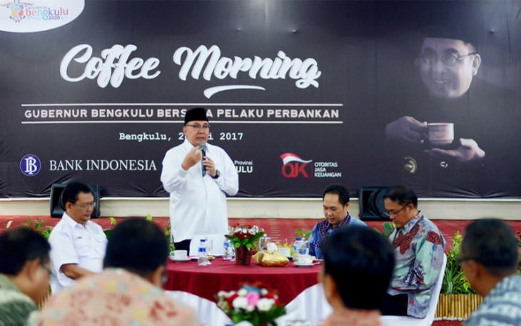 Gubernur Bengkulu Ridwan Mukti saat 'ngopi bareng' bersama Otoritas Jasa Keuangan dan pelaku perbankan se-Provinsi Bengkulu, di Balai Raya Semarak, pada Rabu (24/05/2017). 
