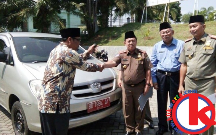 Penyerahan aset Mobnas KPID ke BPKD, Jumat (26/05/2017)