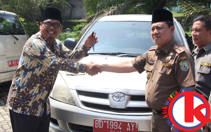 Kasatpol PP Provinsi Bengkulu Juniwanto saat melakukan penyerahan aset berupa satu unit mobil dinas KPID ke Badan Pengelolaan Keuangan Daerah (BPKD) Provinsi Bengkulu, Jumat (26/05/2017).