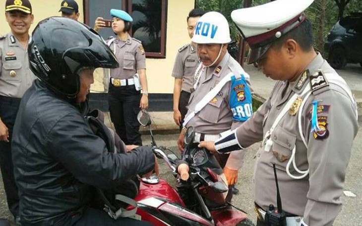 Razia kendaraan oleh anggota satlantas dan provos Polres Seluma di pintu masuk Mako Polres Seluma, Selasa (16/05)