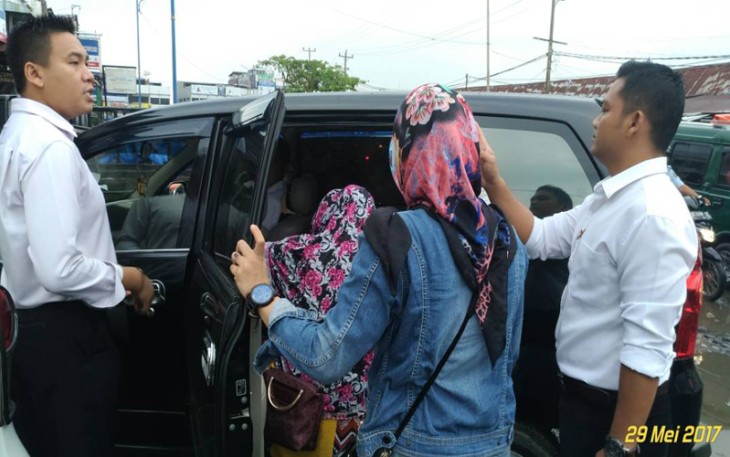Tim Saber Pungli saat menangkap pelaku, (Foto:tribratanewsbengkulu.com)