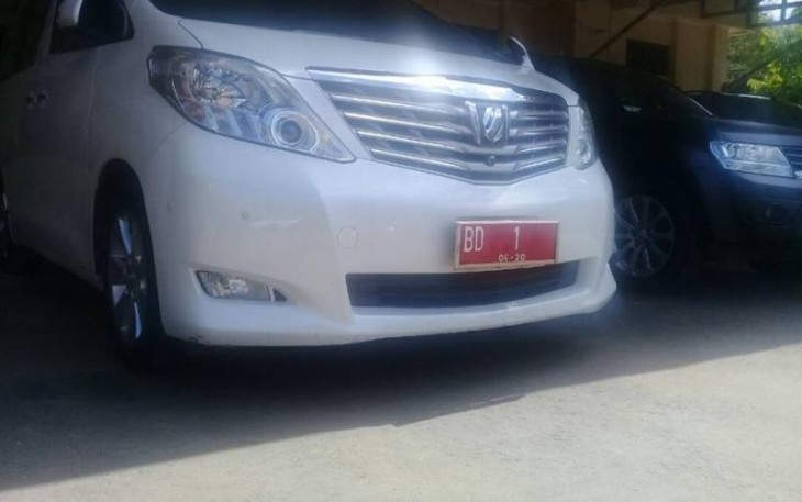Mobil dinas terparkir di Polda Bengkulu. Foto: Rori Oktriyansyah