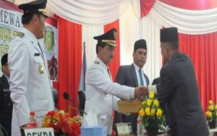 Anggota Dewan memberikan ucapan selamat kepada Bupati