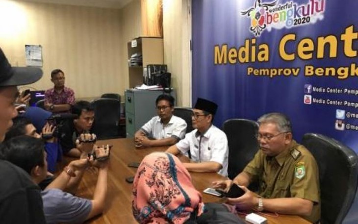 Plt Sekda Provinsi Bengkulu memberikan keterangan pers 