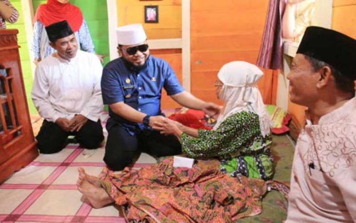 Walikota Hemi Hasan saat membujuk nenek Alima untuk berobat