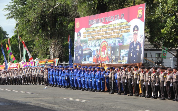 Upacara memperingati Hari Bhayangkara Ke -71 di halaman Markas Kepolisian Resor (Mapolres) Kota Bengkulu