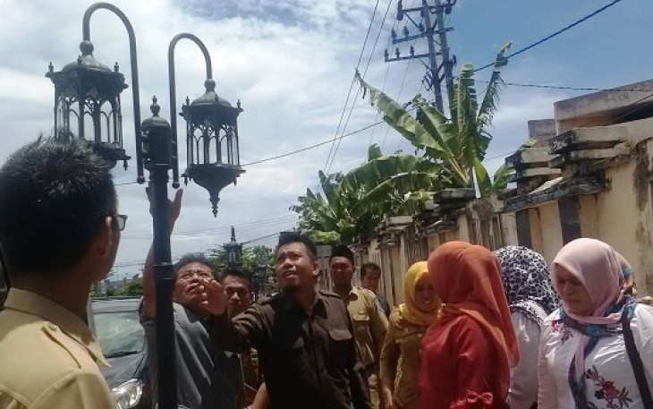 Dewan Kota menilai lampu yang terpasang tidak berkualitas dan tidak kokoh