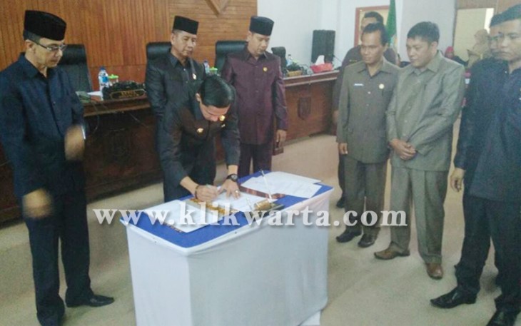 Paripurna Penyampaian pendapat akhir Bupati terhadap Rancangan Peraturan Daerah (Ranperda) Inisiatif DPRD Kabupaten Kaur, tentang hak keuangan dan Administratif pimpinan dan anggota DPRD, Senin (31/07/2017).