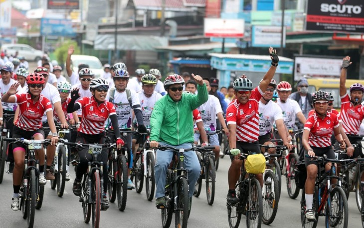Menpora Imam Nahrawi bersama Asisten Deputi Olahraga Layanan Khusus Bayu Rahardian, Wakil Walikota Bengkulu Patriana Sosialinda, Sesda Kota Marjon, Kadispora Provinsi Meri Sasdi, Ketua DPW PKB Bengkulu Herliardo, dan sejumlah kepala OPD Provinsi dan Kota saat melakukan gowes bersama keliling kota Bengkulu bersama ribuan masyarakat. 