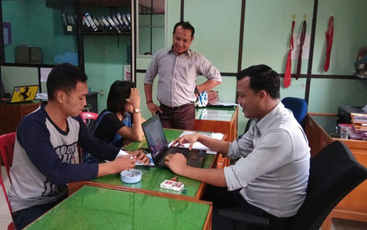 Penyidik saat melakukan pemeriksaan terhadap pelaku. Foto: (Tribratanewsbengkulu.com)