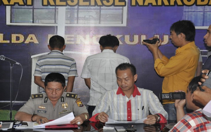 Kasubbid Penmas Bid Humas Polda Bengkulu Kompol Mulyadi pada saat press release tersangka dan barang bukti, Kamis (13/07). Foto (Tribratanewsbengkulu.com)