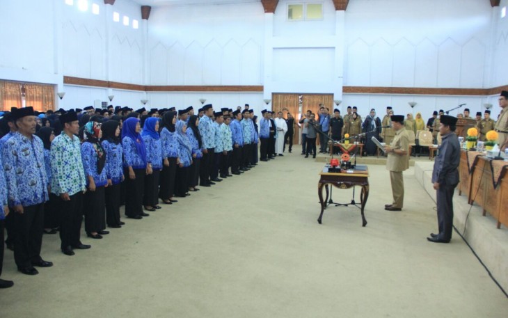 Pengambilan sumpah janji Pegawai Negri Sipil (PNS) di lingkungan pemerintah Provinsi Bengkulu, Senin (7/10) di Aula Gedung Serba Guna Sekretariat Pemprov Bengkulu.  