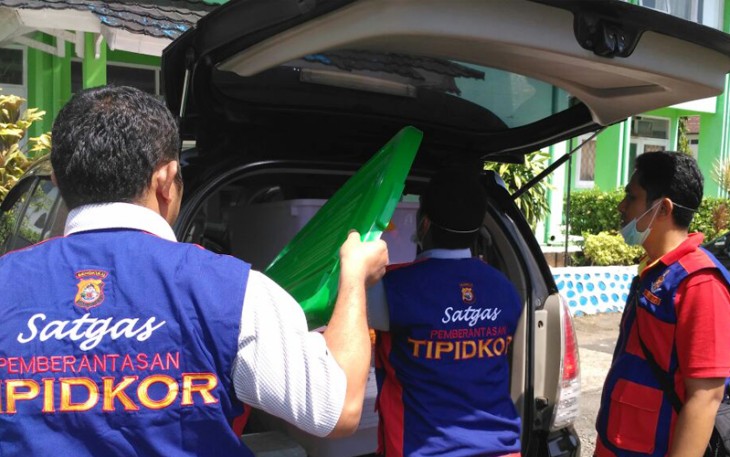 Penyidik Subdit Tipikor Reskrimsus Polda Bengkulu saat memasukan barang bukti yang berhasil disita kedalam mobil. Foto:(Tribratanewsbengkulu.com)